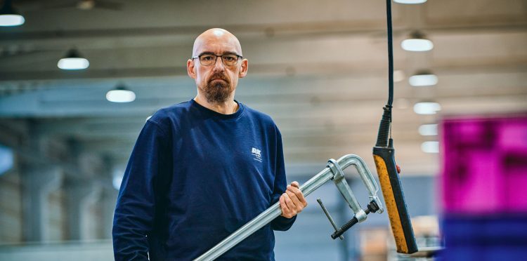 Portraitfoto von Robert in der Halle