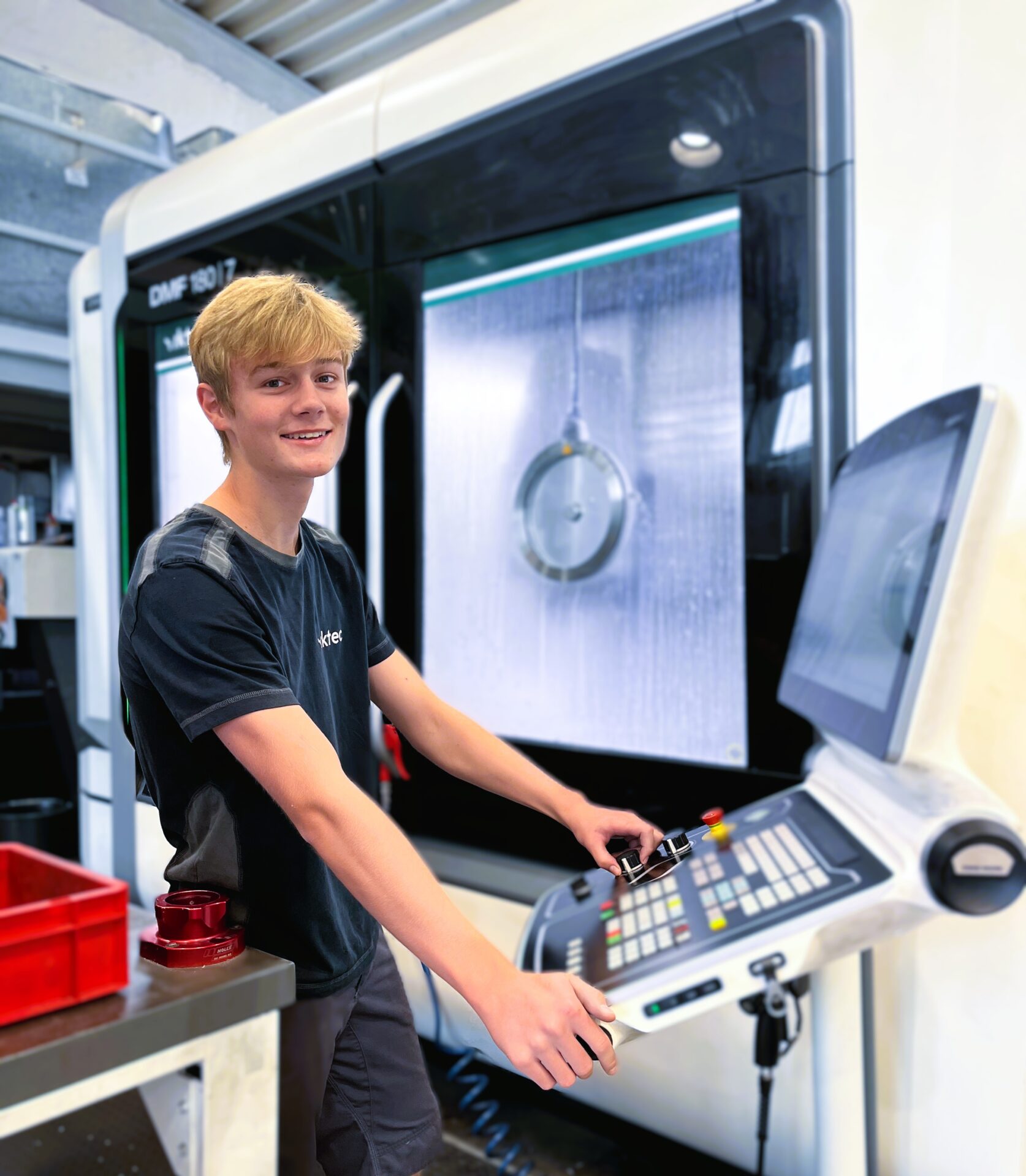Leibl Vicent an der Fräsmaschine bei RK-tec Maschinenbau