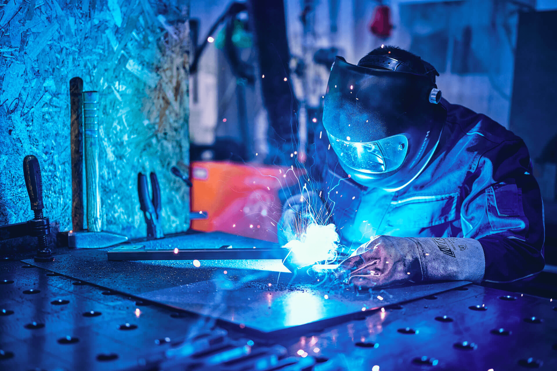 Schweißer bei der Arbeit in der Präzisionsfertigung von RK-tec Maschinenbau, Schweißnaht nach EN 1090