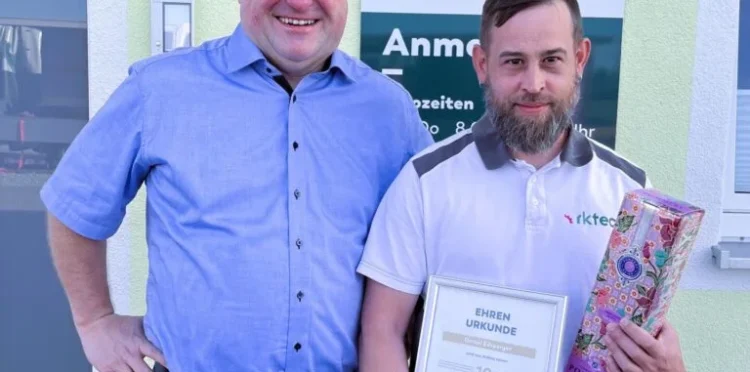 Company owner Richard Klostermeier and Daniel Edsperger, who is celebrating his anniversary